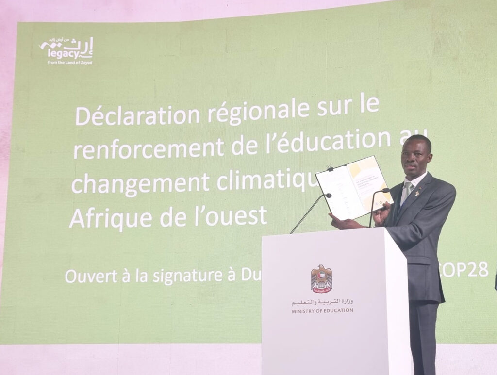 M. Roger Baro, Minister of Environment of Burkina Faso, holding the Declaration.